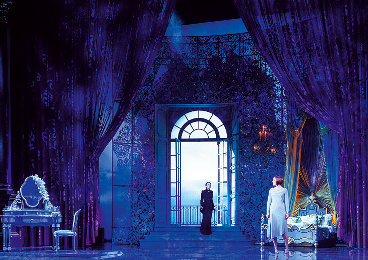 Willemijn Verkaik (MrsDanvers), Nienke Latten (Ich) ©Foto: VBW Deen van Meer 